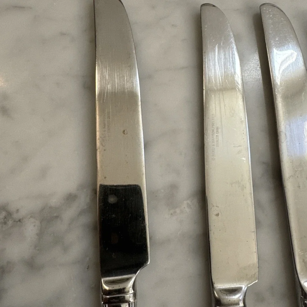 Reed Barton VICTORIA Dinner Knives Stainless Steel Glossy Scrolls Lot Of 4